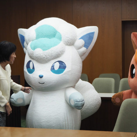 Gallery: Photos Of The Extremely Adorable Vulpix And Alolan Vulpix ...