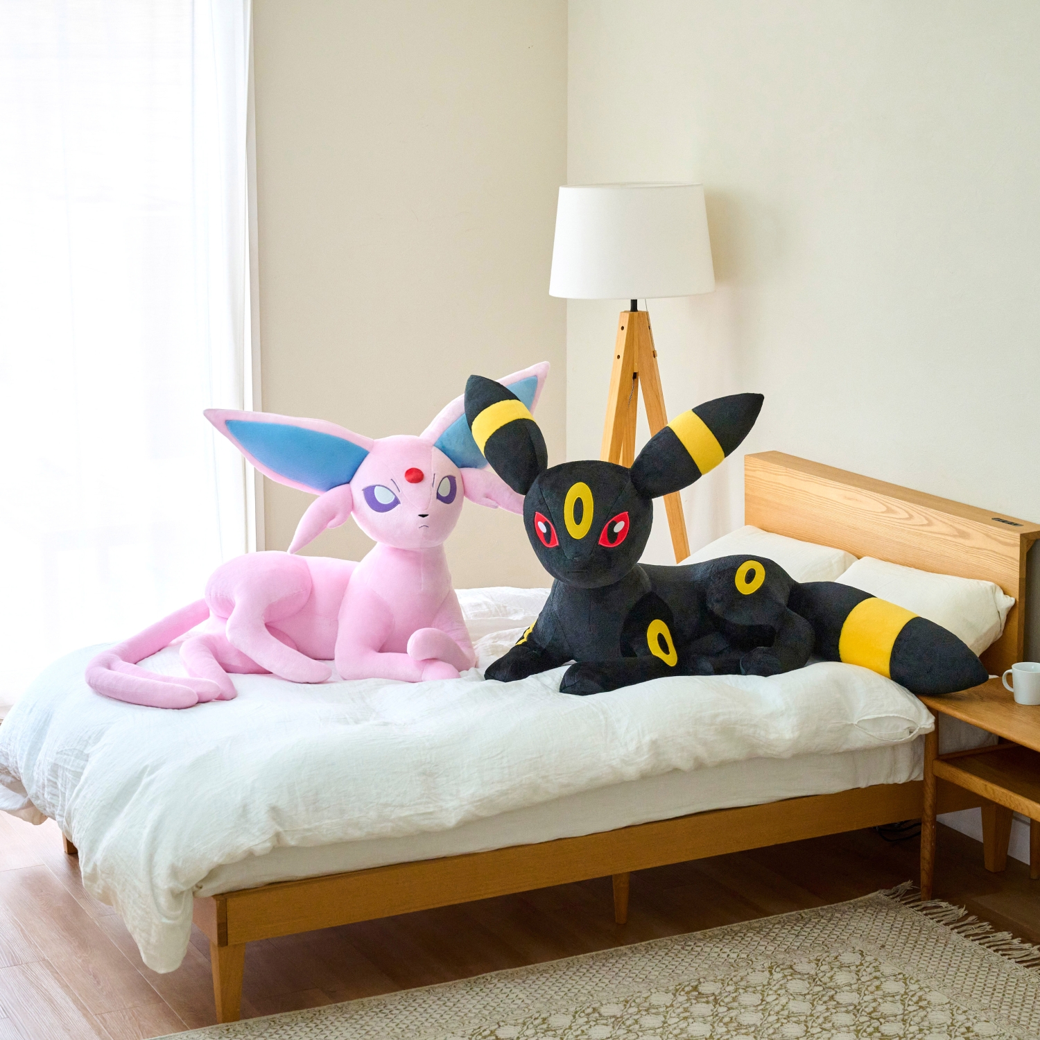 Nintendo Switch eShop Welcomes New Lifesize Espeon and Umbreon Plushies at Pokémon Center